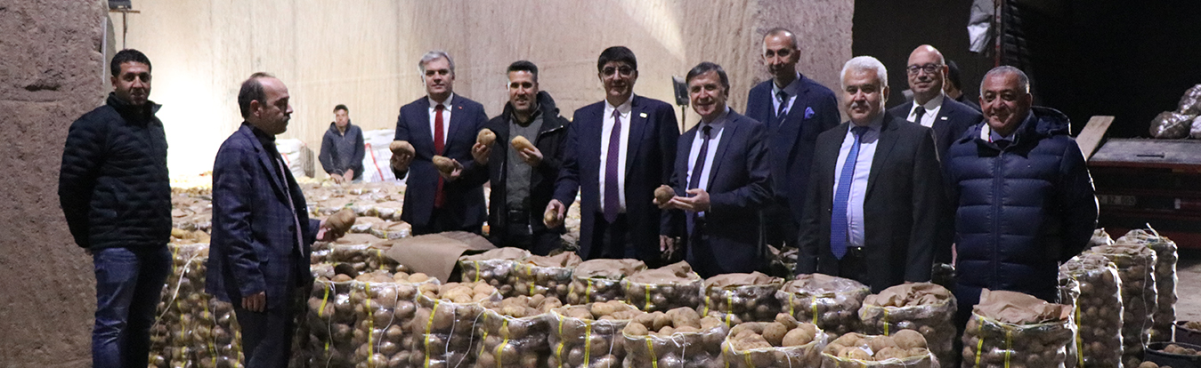 "TSÜAB YÖNETİM KURULU NEVŞEHİR’DE DOĞAL PATATES DEPOLARINI ZİYARET ETTİ"
