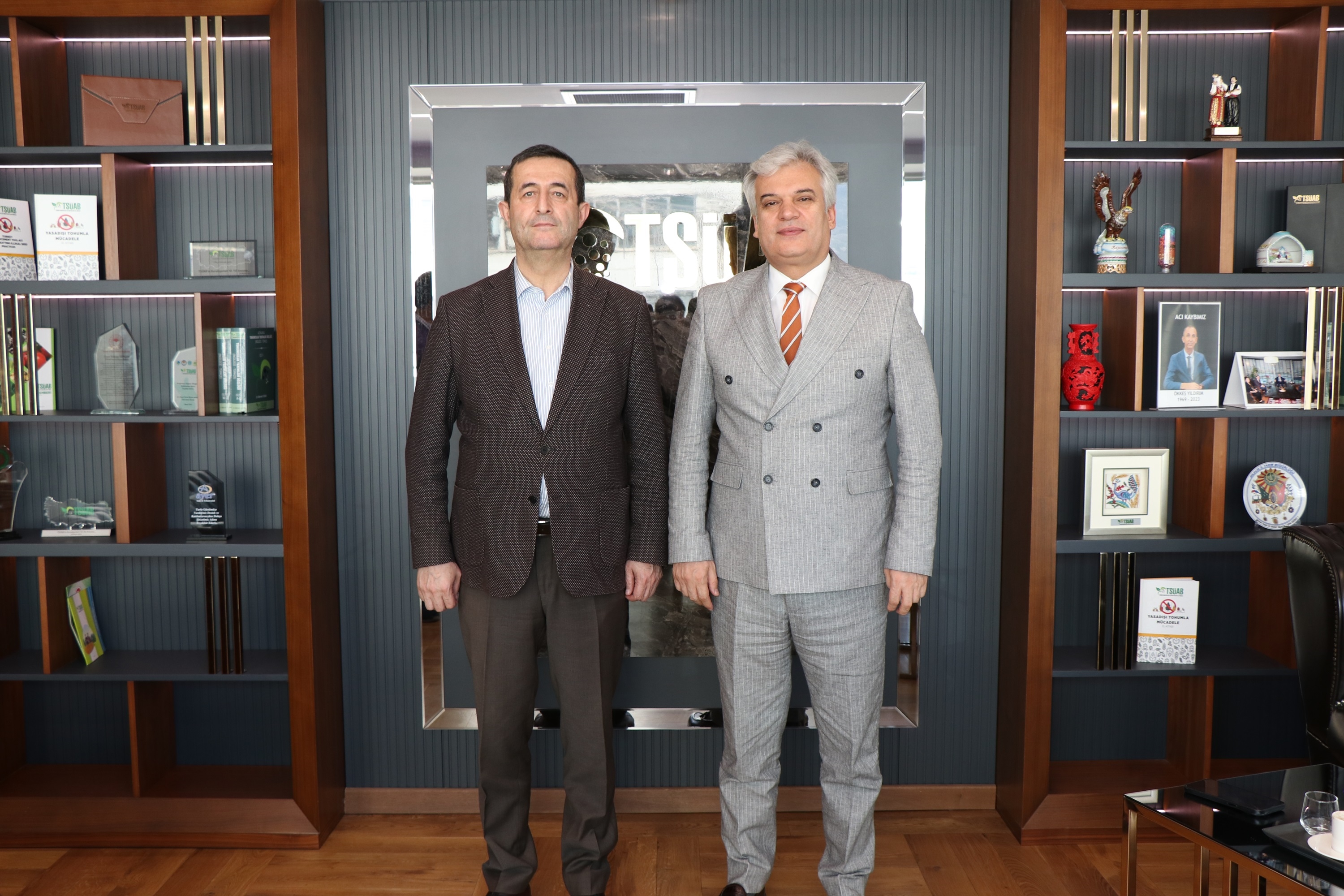 Özbekistan Tarım Müşavirliği görevine atanan Burhan Demirok ECOSA ve TSÜAB Başkanı Yıldıray Gençer’i ziyaret etti.